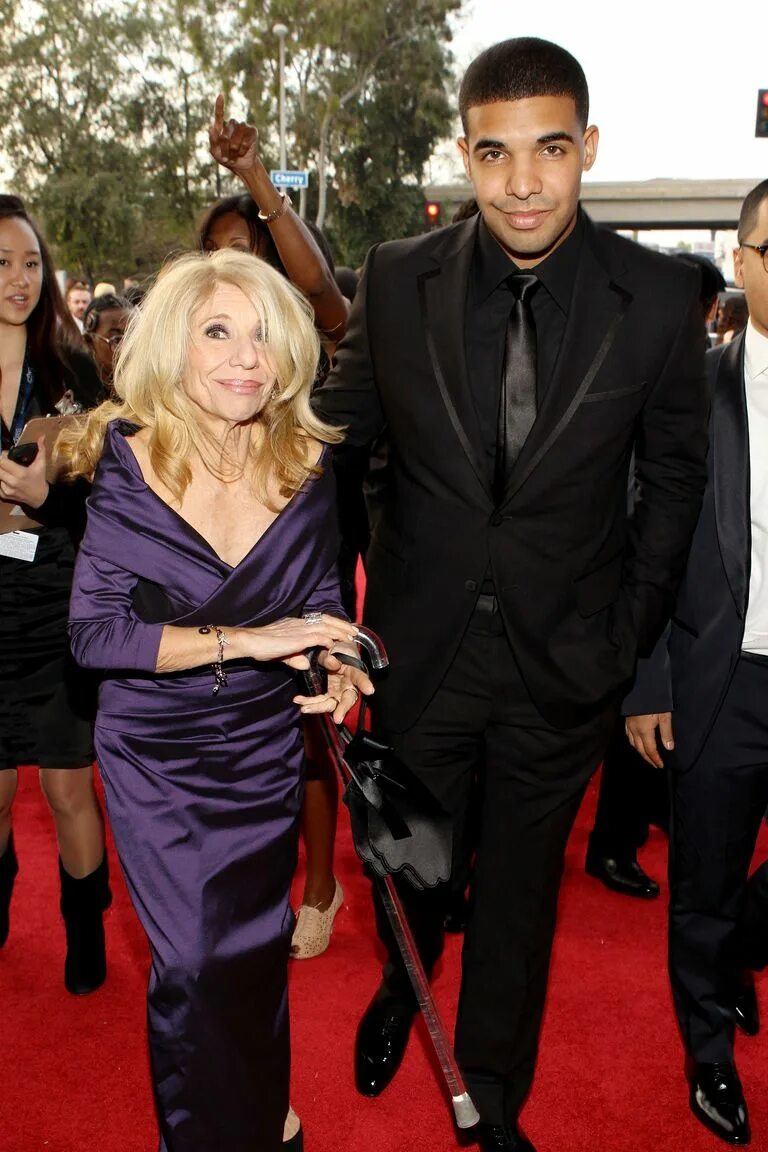 санди грэхэм мать дрейка. мама дрейка. мама дрейка и его сын. мама дрейка. дрейк рэпер мама.