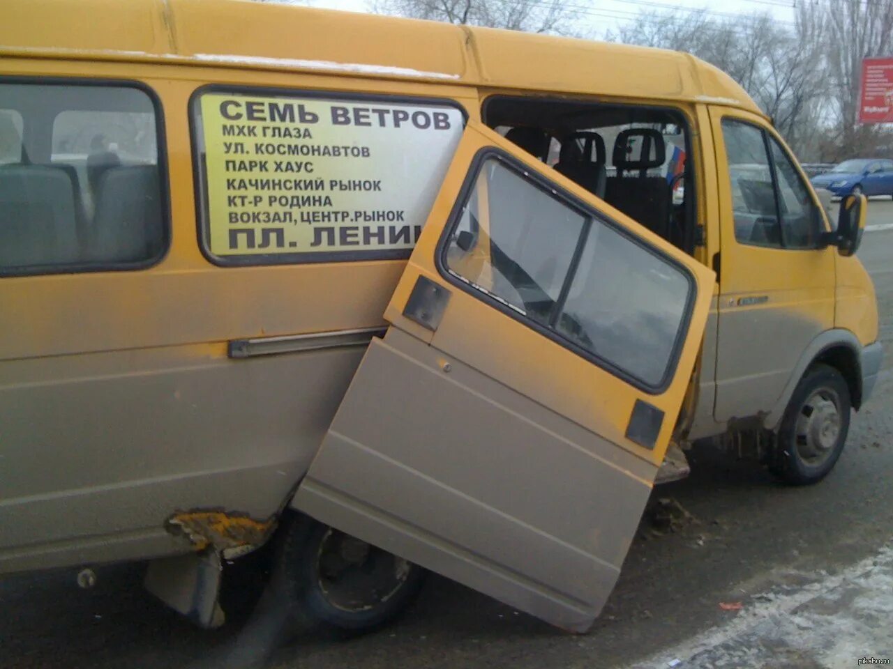 Поездка в маршрутном такси. Газель пассажирская в 986 МТ 134. Дверь маршрутки. Маршрутка. Газель маршрутка.