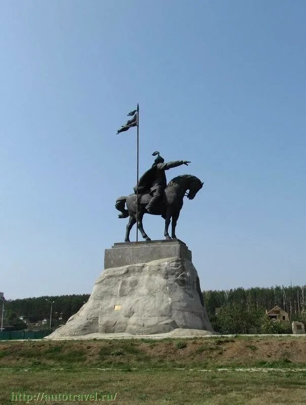 Памятник эмиру Ибрагиму Елабуга. Памятник Хану в Елабуге. Памятник эмиру Чертово Городище Елабуга. Республика Татарстан памятники истории и культуры.