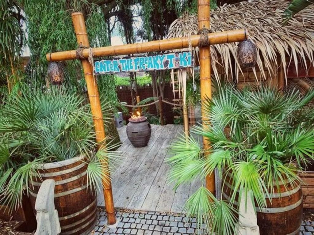 Сад Криса лоджа. Тропических декор бара. Тропическая Хижина с подвесными. Как создать тропический рай на даче.