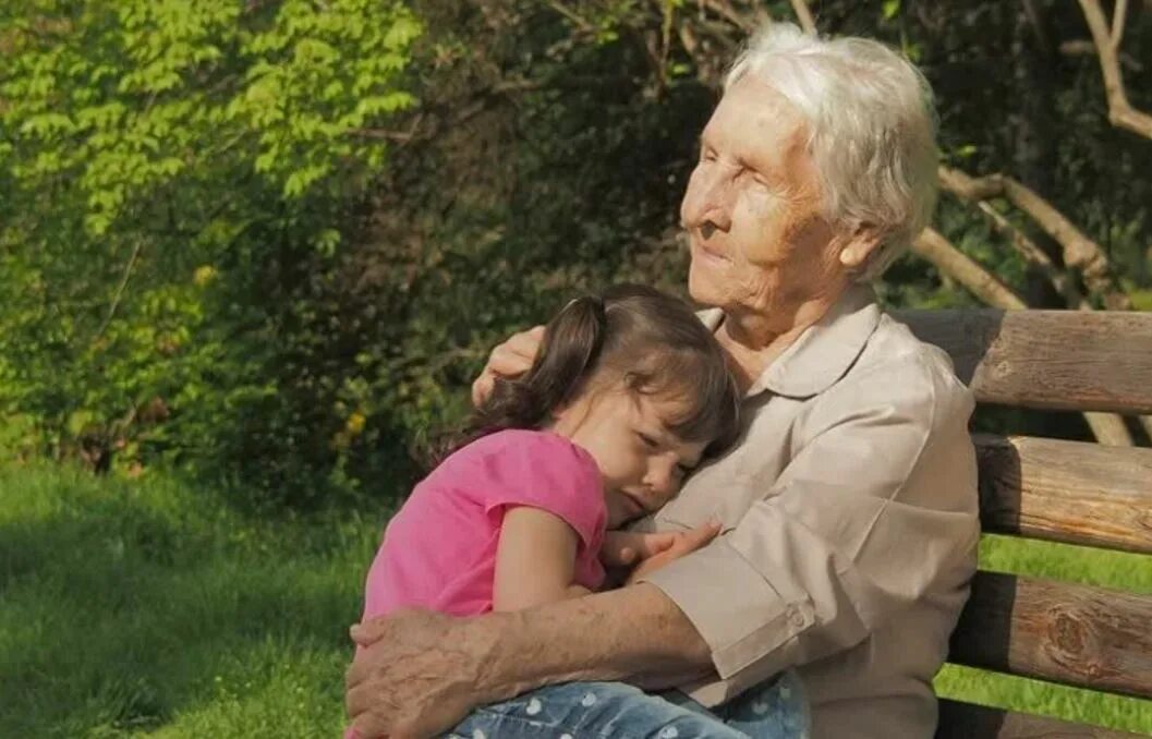 18 внучки видео. Granddaughter 1-2 внучка. Grandmother and granddaughter. Grandmother is a granddaughter. Дед с внучкой в бане видео.