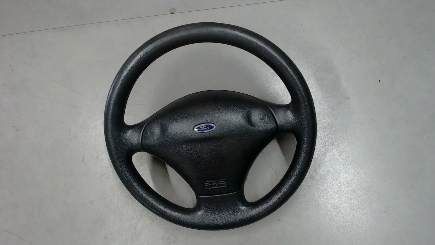 Руль форд фиеста алькантара. Ford fiesta руль. Ford fiesta руль. Руль форд фиеста 5. Форд фиеста рулевое колесо.