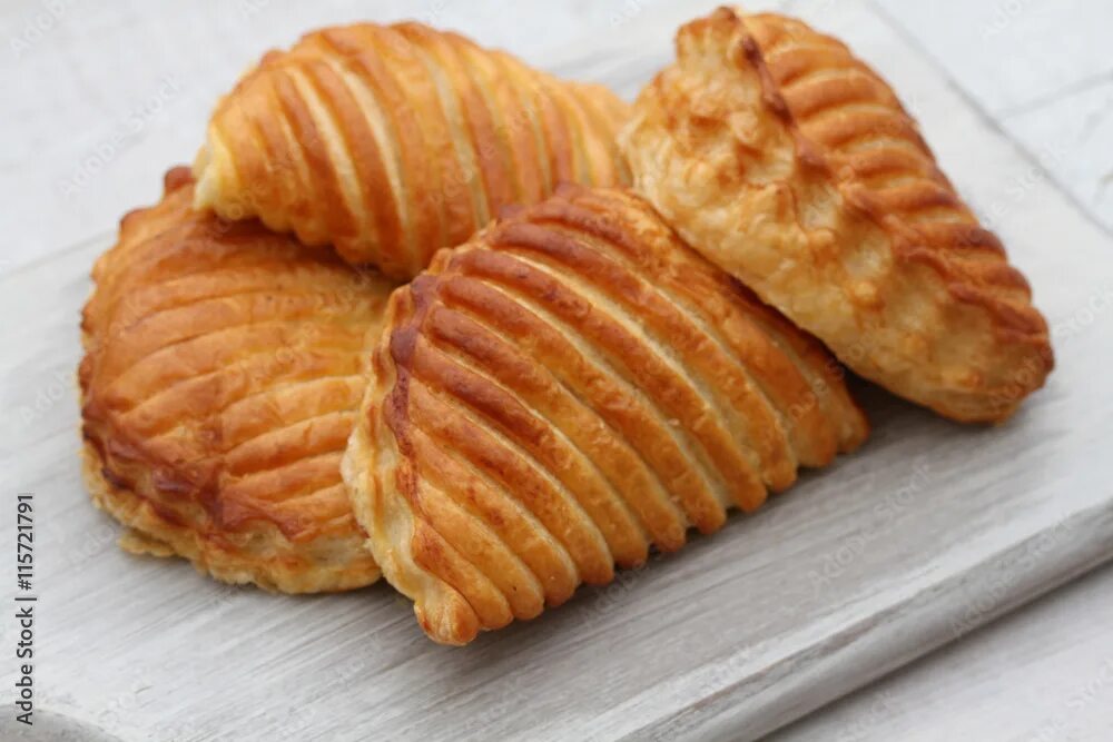 Шоссон с яблоком. Яблочный шоссон. Бедржих сметана. Шоссон. Турновер.