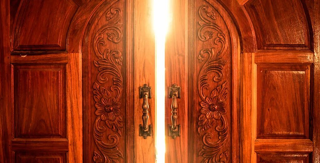 Дверь открывается. Приоткрытая дверь замка. Двери во Дворце. Таинственная дверь.