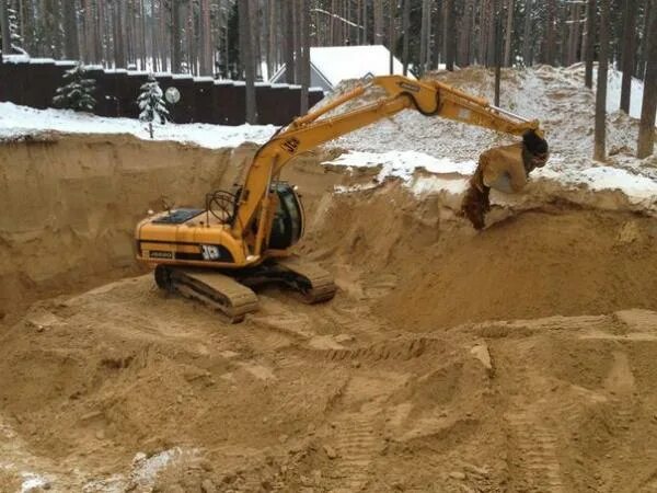 ручная копка земли. рытье котлована. ручная копка земли. земельные работы петербург. котлованный грунт.