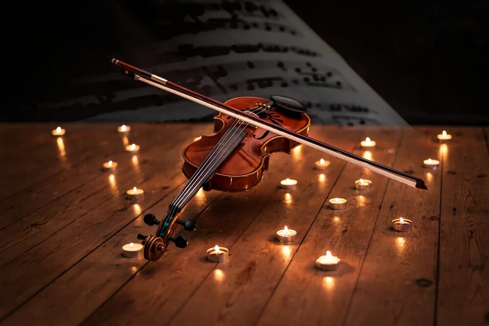 Вивальди при свечах. Скрипка с боку. Концерт при свечах. Скрипка и свеча.