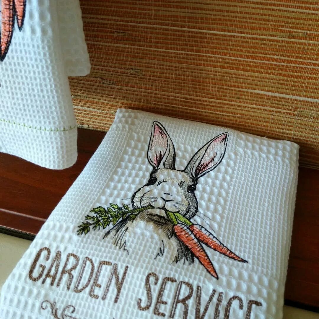 Полотенца нижний новгород. Полотенце с кроликом. Полотенце кухонное с кроликом. Полотенце кухонное с зайцами. Полотенце кролик для кухни.