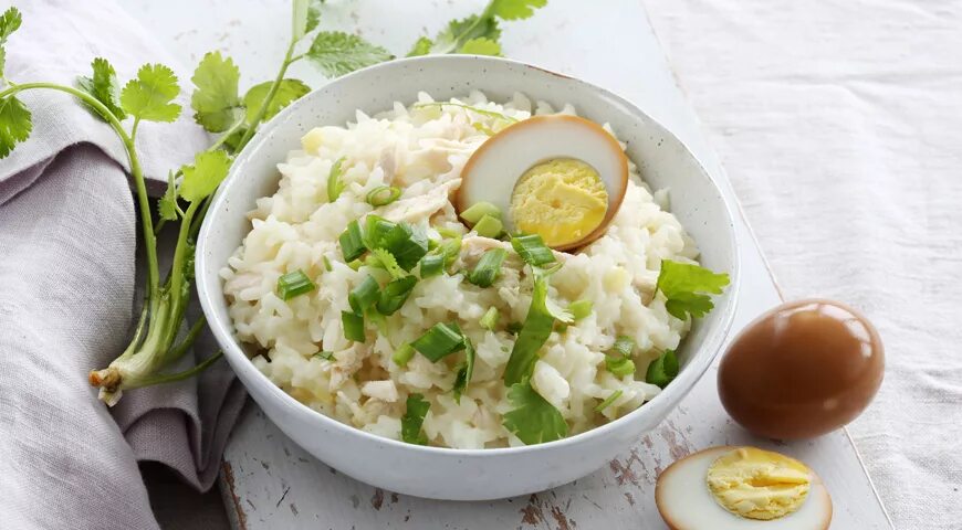 Рис с крабовыми палочками и кукурузой. Фрайд райс с яйцом и овощами. Рис с яйцом рецепт пошагово. Рис с яйцом. Рис с яйцом на сковороде.