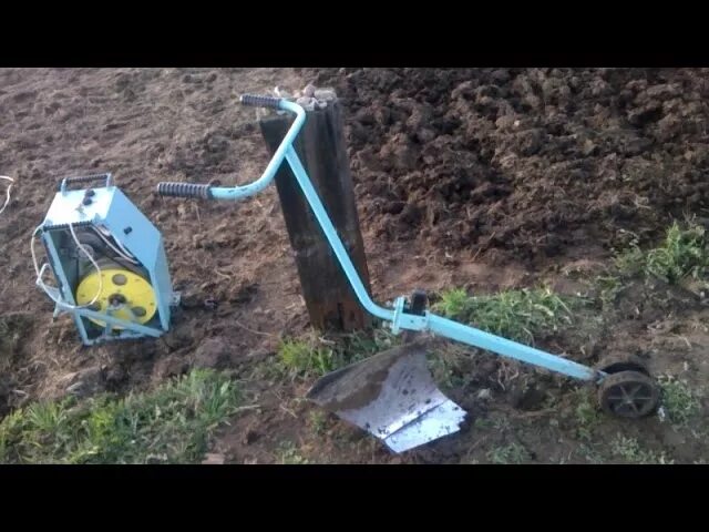 Вспашка огорода мотоблоком крот. Дат 2000 е. Человек с мотоблоком. Лебедка электрическая "бумеранг 2000". Лебедка для вспашки.