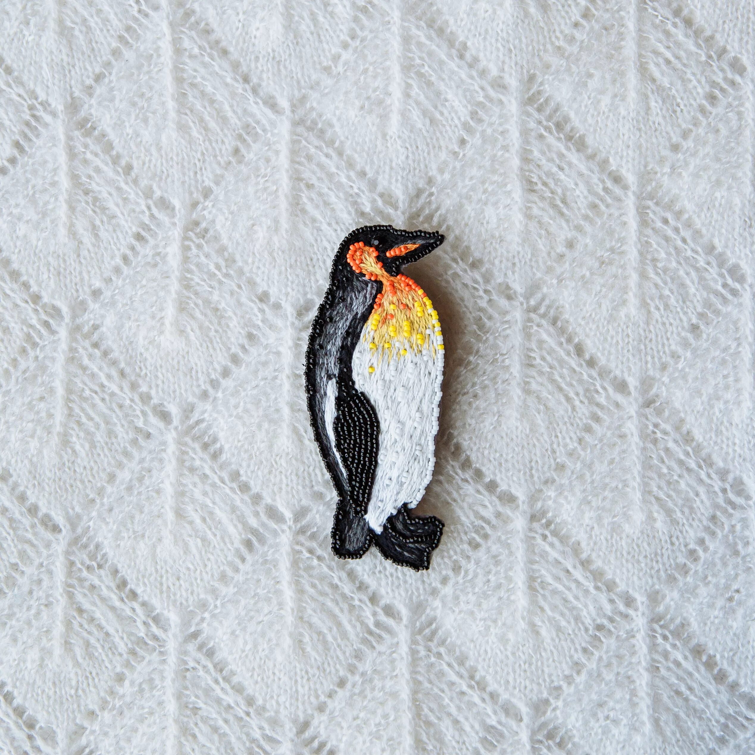 брошь пингвин. фигурки из бисера. пингвин из бисера. пингвинчик из бисера. фигурки из бисера пингвин.