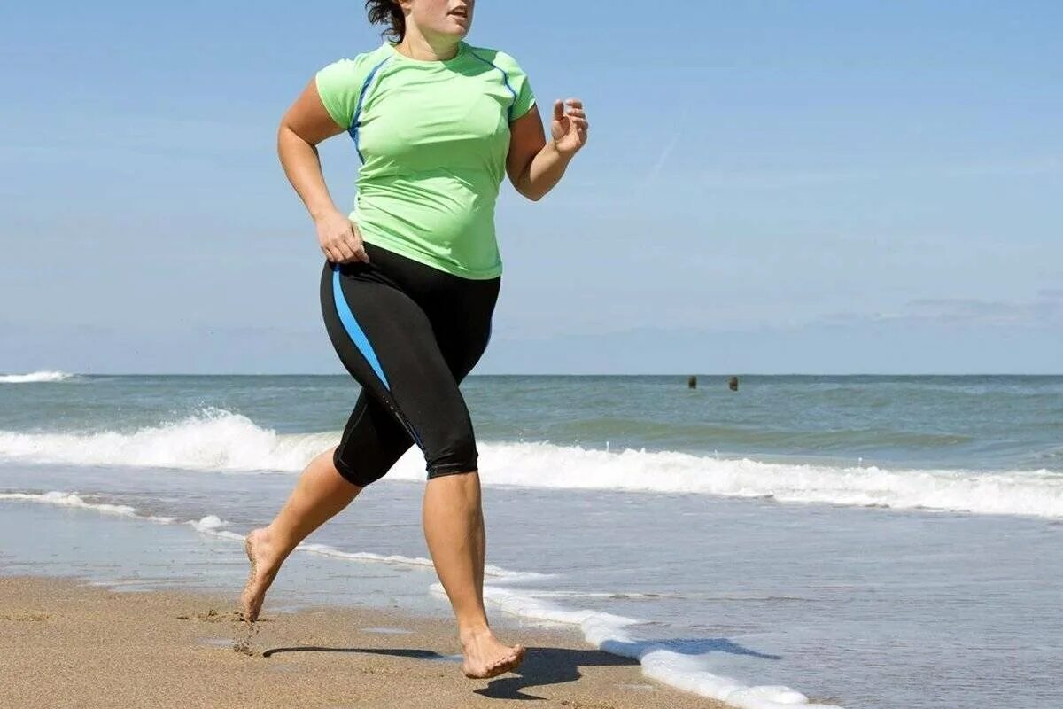 Лишние движения человека. Женщина с избыточным весом. Толстухи и спорт. Полная девушка бежит.