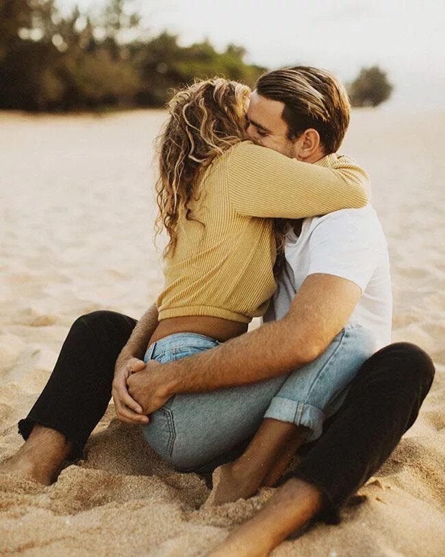 Счастливые пары. Целует в щечку. Couple join. Couple join. Фото влюбленных.