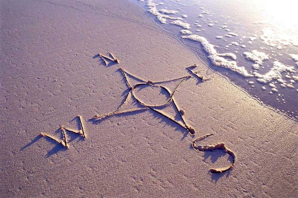 На все 4 стороны. Указатель направления деревянный. Пересечение дорог. Перекресток дорог. На 4 стороны.