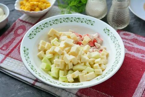 Салат с крабовыми палочками сыром и яблоком