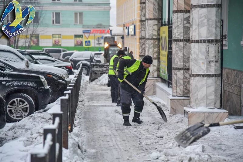 Удх мурманск. Уборка снега Мурманск. Дворник Мурманск УДХ. Мурманск уборка снега картинки.