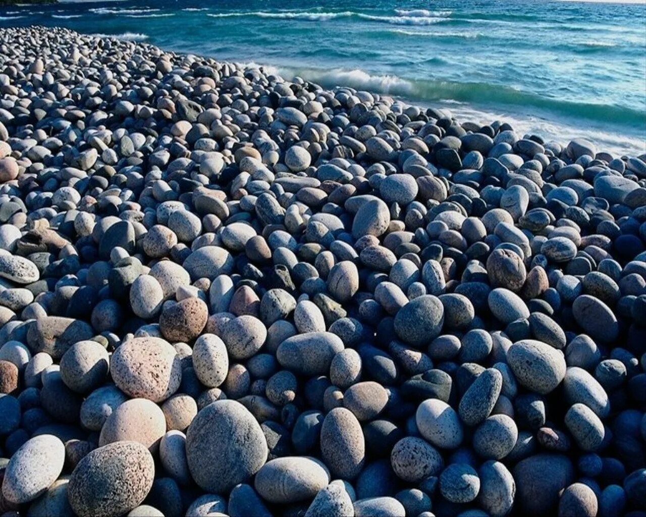 Какие камни в сочи. Галечный пляж сочи. черное море галечный берег. галька морская черноморская 40-60. каменистый пляж сочи.
