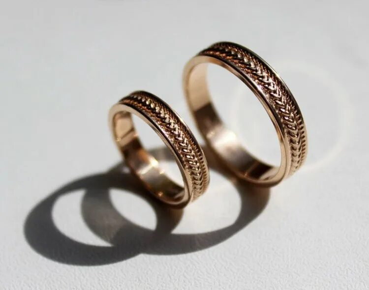 Обручальные кольца приметы. Кольцо на безымянном пальце. Отличается обручальное кольцо. Отличается обручальное кольцо. Обручальные кольца в ломбарде.