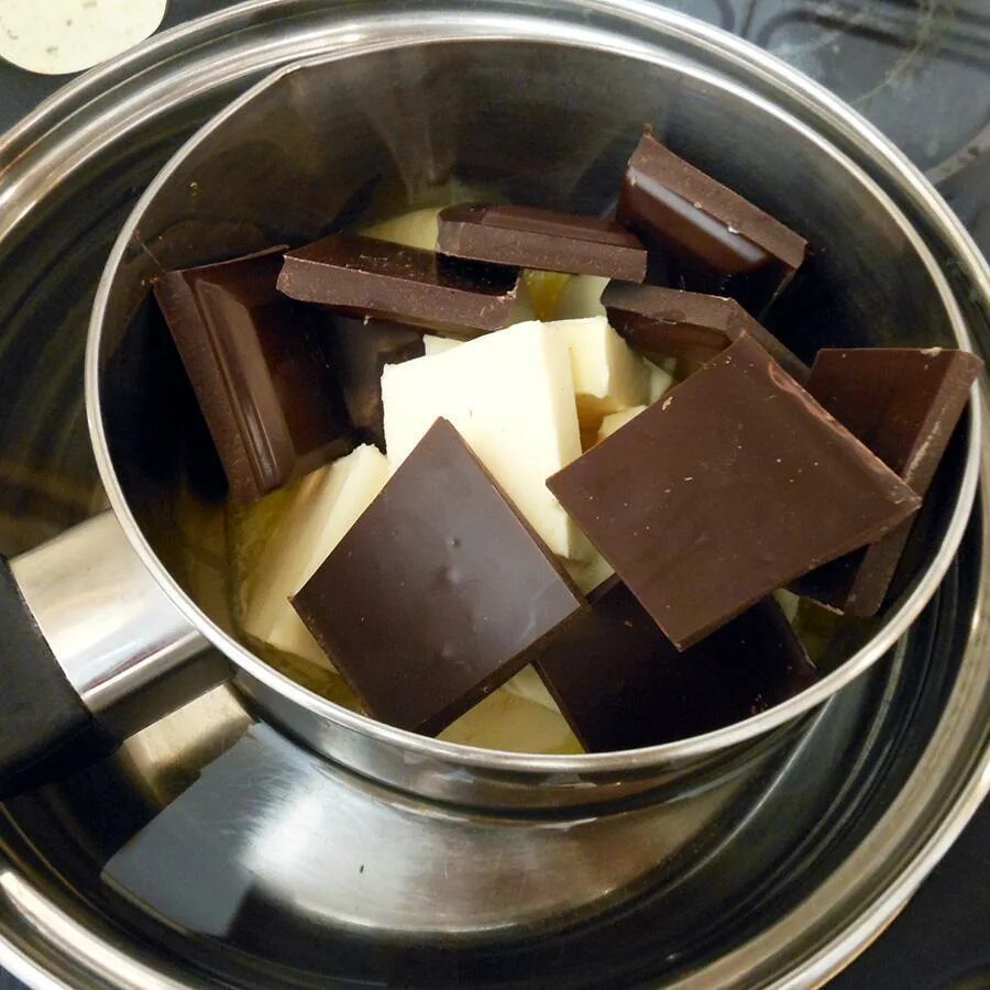 Растопить шоколад с маслом. Растопленный шоколад. водяная баня для шоколада. шоколад и сливочное масло. растопленный шоколад с маслом.