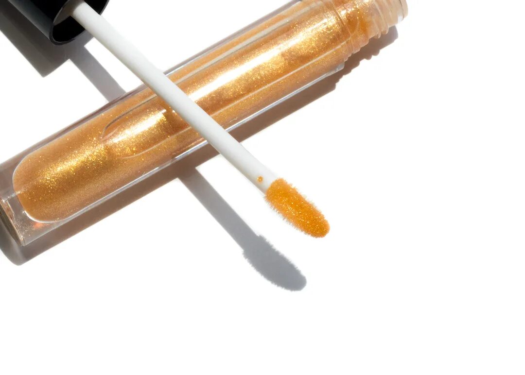 Блеск pat mcgrath. Золотой блеск для губ. блеск для губ pat mcgrath labs love potion. золотой блеск golden gloss пробник.