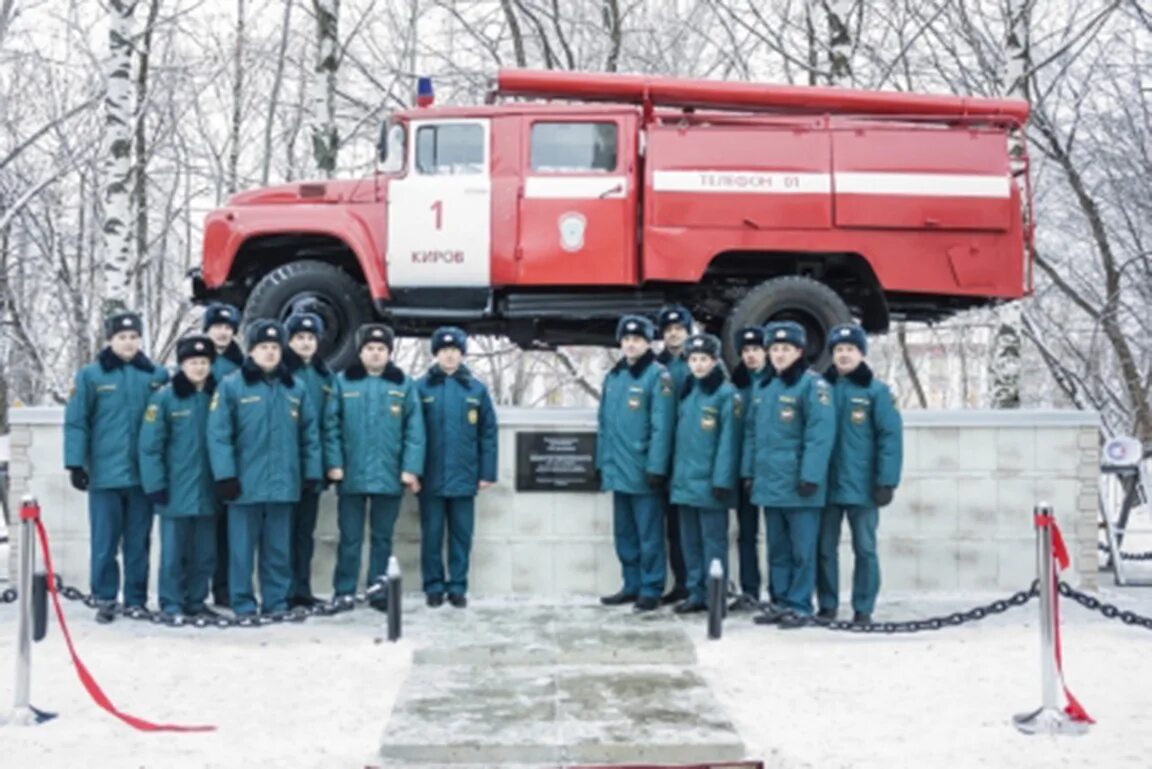 Пожарно спасательный киров. 19 ПСЧ Вятские Поляны. Пожарная часть 1 Киров. ЗИЛ 130 пожарный Киров. Пожарная охрана Киров.