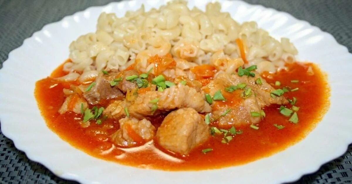 гуляш с рисом. гуляш с рисом припущенным. рис с гуляшом из свинины. гуляш из говядины с рисом. гарнир к гуляшу из говядины.