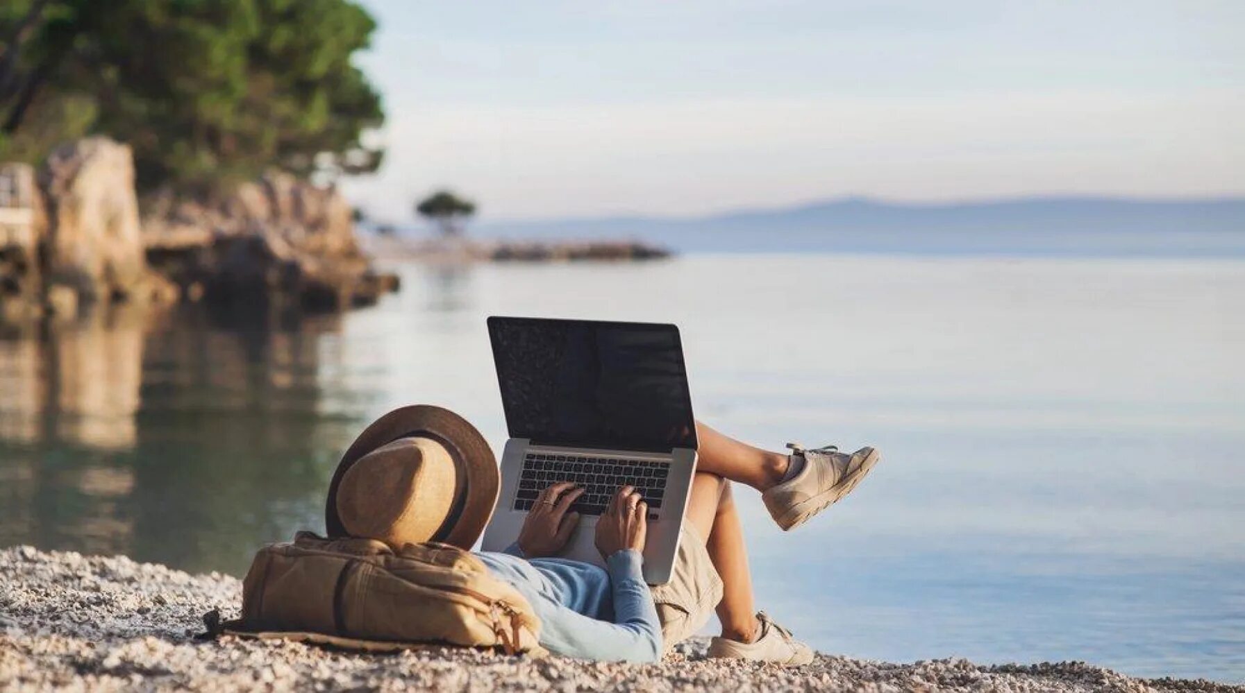 С ноутом на пляже. Путешествие с ноутбуком. С ноутбуком на пляже. С ноутбуком на море. Второе образование отпуск