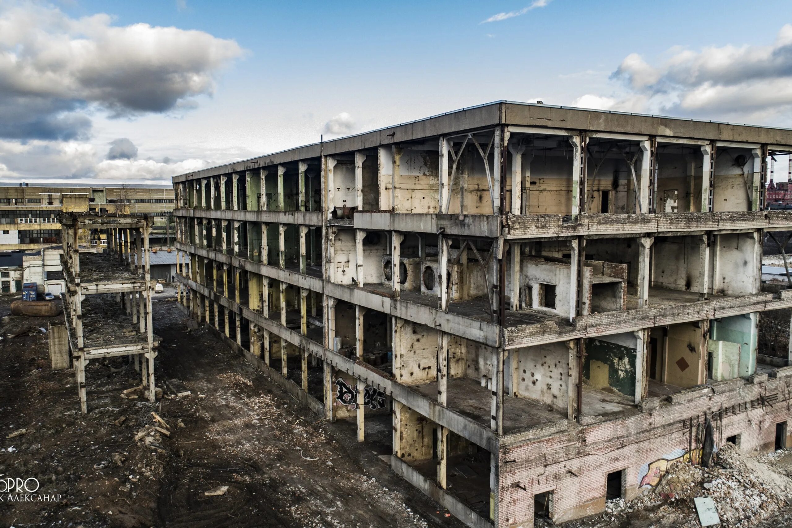 Холодмаш ярославль завод история. Завод кончился. Колизей ярославль заброшка. Ярославский завод холодмаш. Кончается завод.