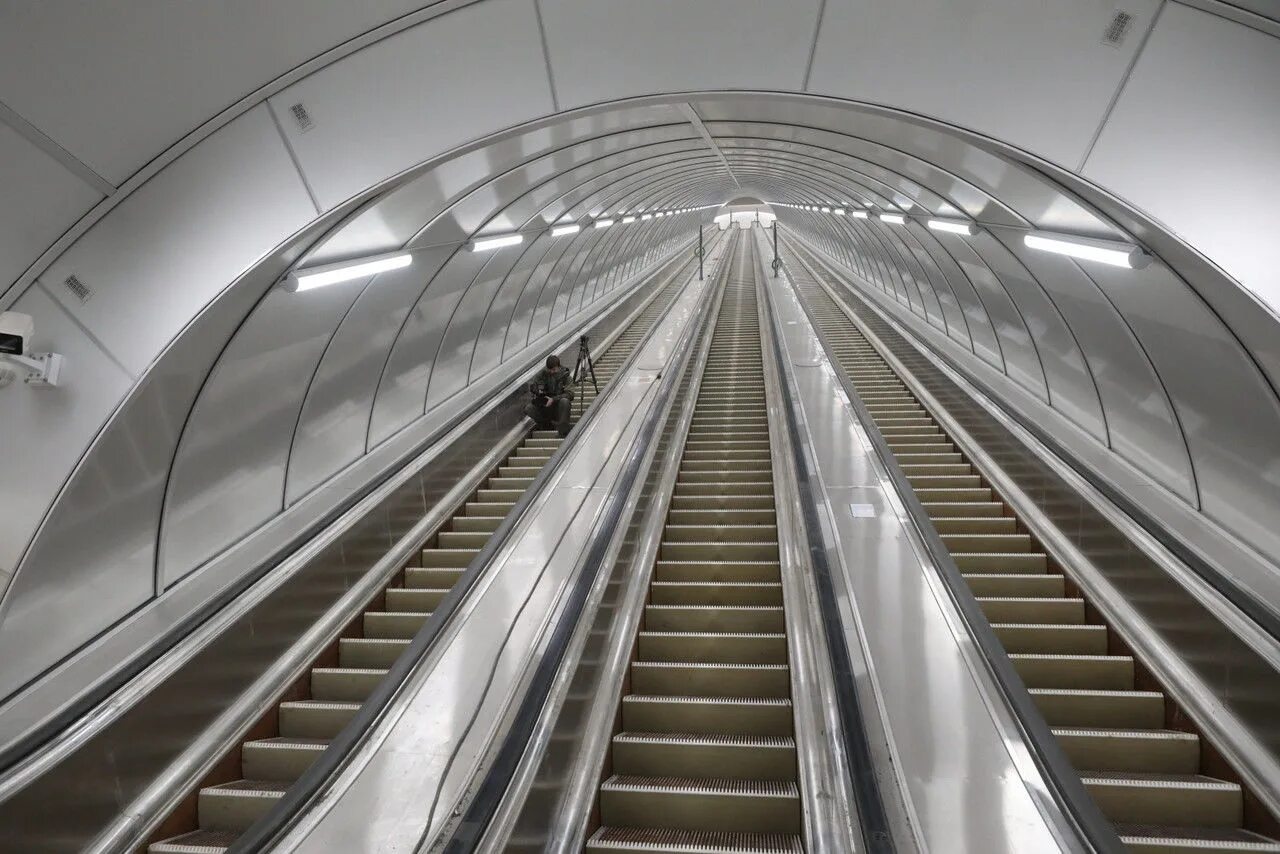 станция метро маяковская эскалатор. самый большой эскалатор в санкт петербурге. метро спб эскалатор адмиралтейская. адмиралтейская станция метро эскалатор. метро адмиралтейская санкт-петербург эскалатор.