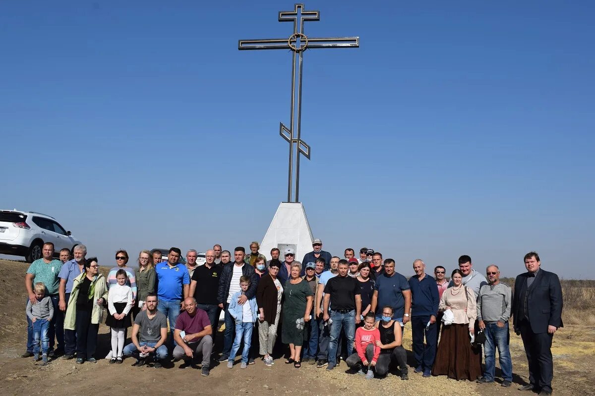 Сальск песчанокопское. Поклонный крест Ростов. Крест на въезде в село. Поклонный крест со стороны Батайска. Сальск Ростовская область.