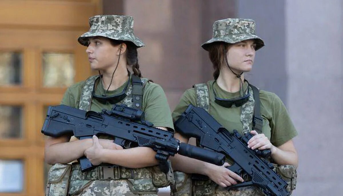 Военнообязанные женщины. Женщины защитники отечества. Женщины защитники отечества. Военнообязанные профессии у женщин. В/ч 46102 бикин.