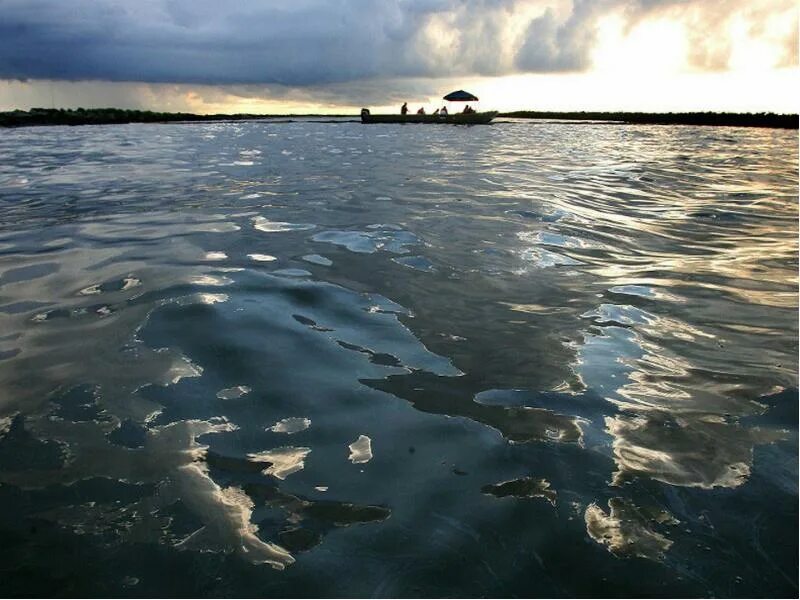Река в океане 7. Нефтяные пятна в океане. Загрязнение воды картинки. Пятно нефти в море. Разлив нефти в Средиземном море.