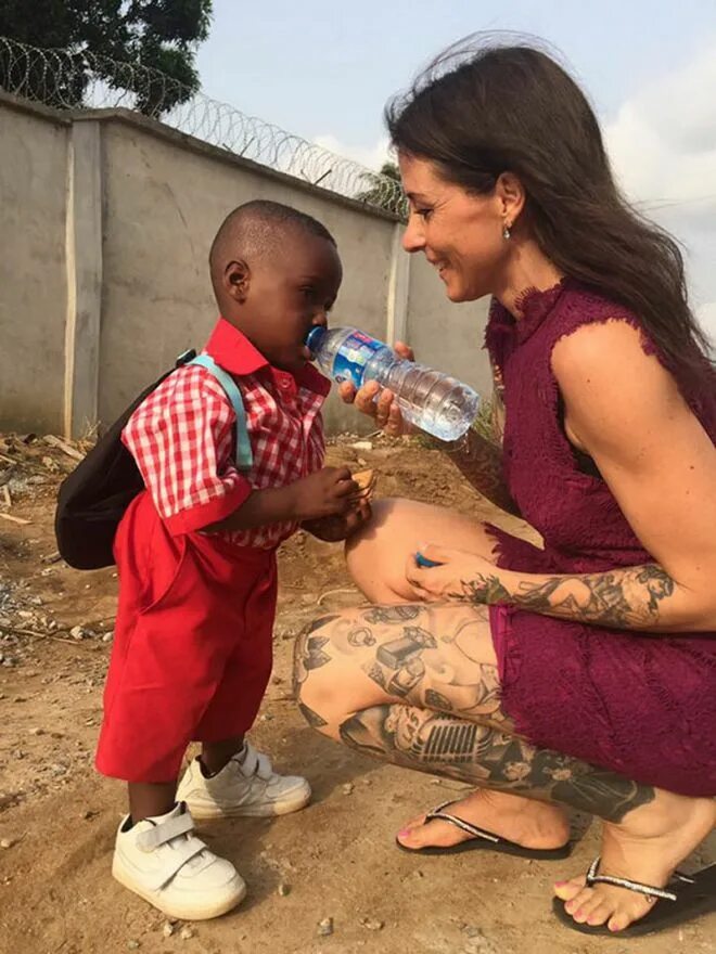 Женщина спасла мальчика. Женщина спасла мальчика. Мальчик на аттракционах. Аня ринггрен ловен и хоуп. Новокузнецк спасли мальчик.