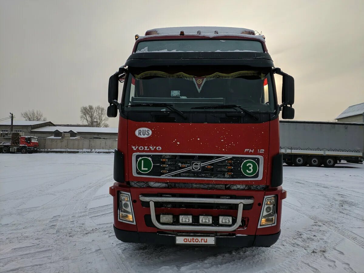 Вольво тягач 2004. Желтый чел смотрит на volvo fh. Грузовик вольво fh12 бортовой. Вольво fh12 сцепка. Volvo fh 2004.