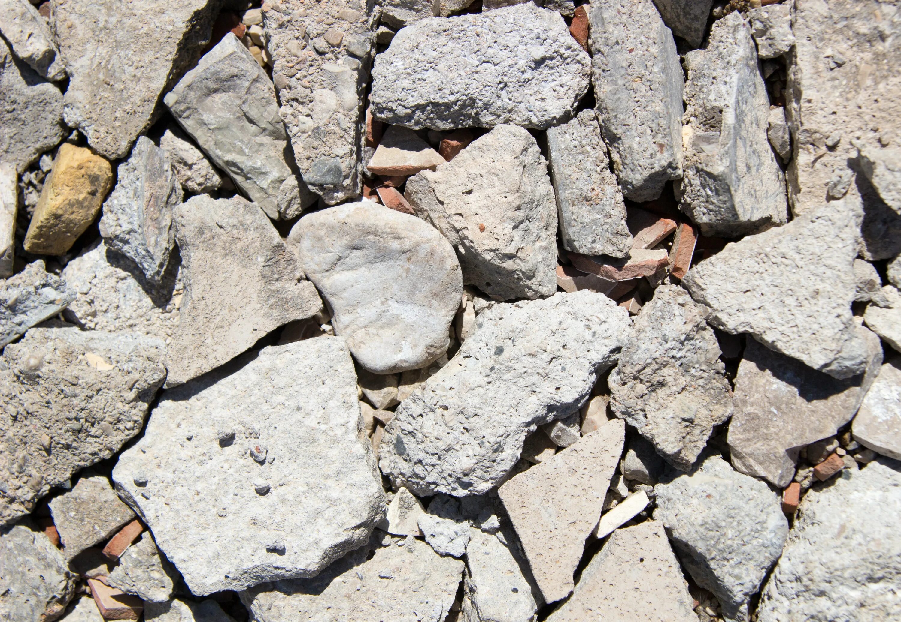 Камни на земле. Грунты с булыжниками камнями. Каменистая почва. Каменный грунт.
