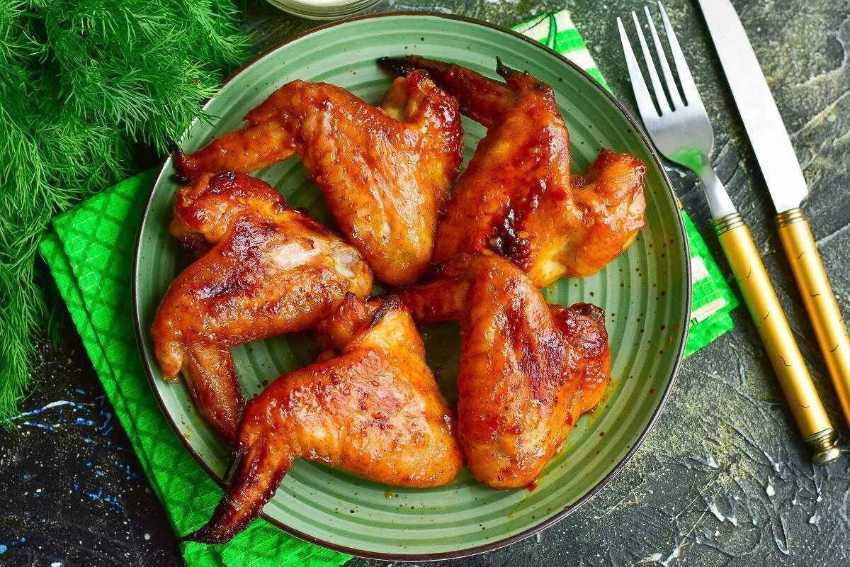 Приготовить крылышки куриные хрустящие как вкусно. Куриные крылышки в аджике. крылышки с аджикой в духовке. крылья в аджике в духовке.
