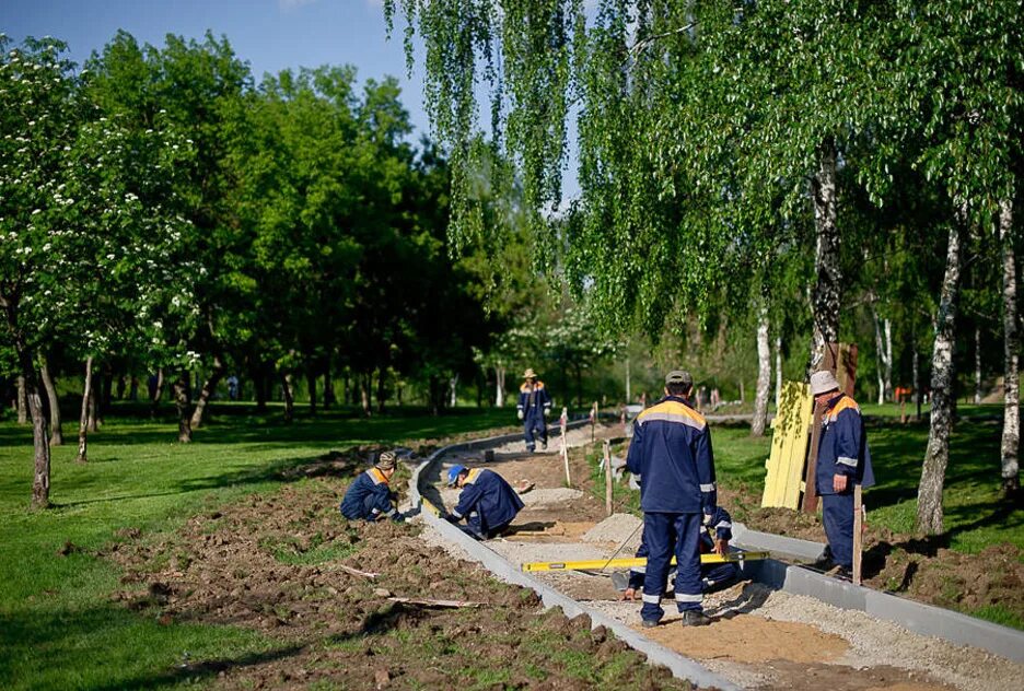 Благоустройство города работа. Мероприятия по благоустройству парка. благоустройство территории рабочие. облагораживание территории в лесном парке. благоустройство территории процесс.