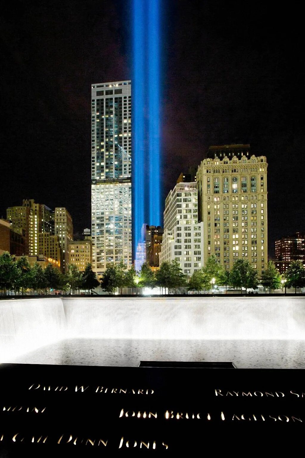 Мемориал башни Близнецы в Нью-Йорке. Мемориал памяти 11 сентября в Нью-Йорке. Памятник башням близнецам в Нью-Йорке. Мемориал башни Близнецы в Нью-Йорке ночью.