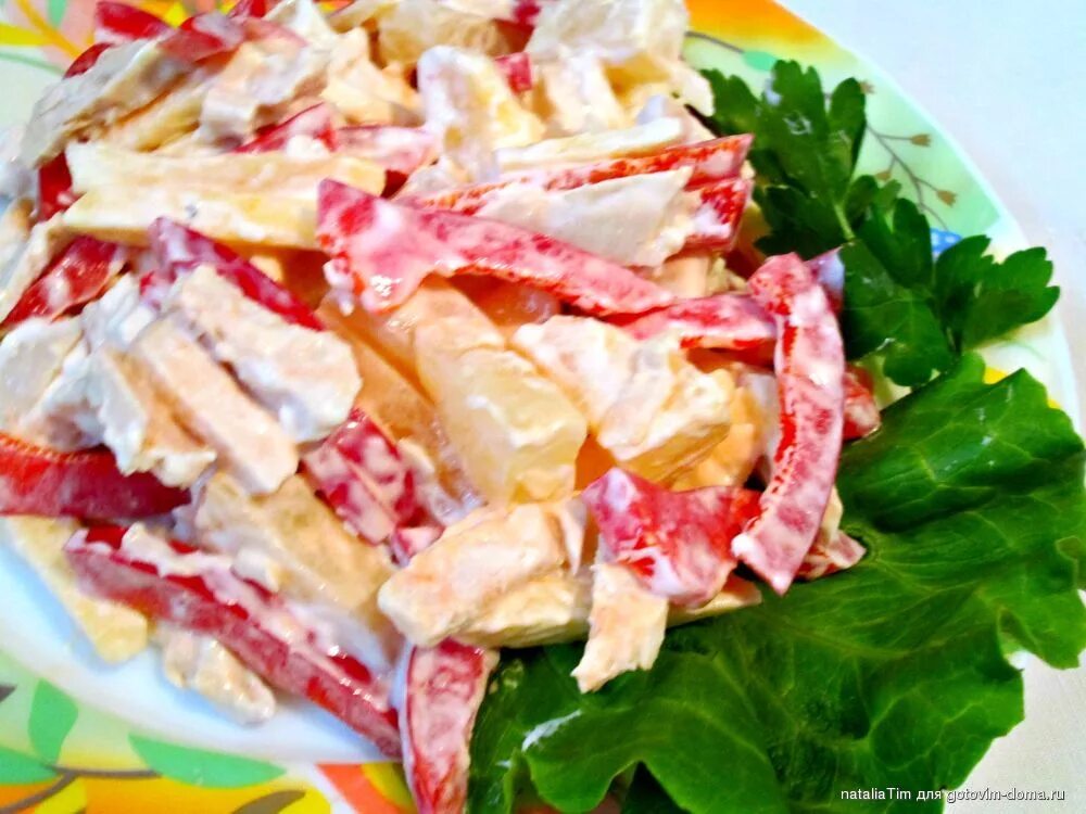 Салат с ананасом и курицей и болгарским перцем. Салат из курицы и перца болгарского. Салат с ананасом и ветчиной. Салат наслаждение. Салат с ананасом и ветчиной и кукурузой.