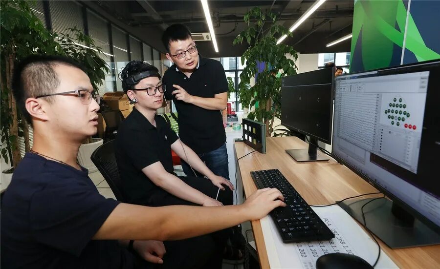 Айтишник. It специалист. Человек играющий в компьютер. Инженер с компьютером. He s really computers.