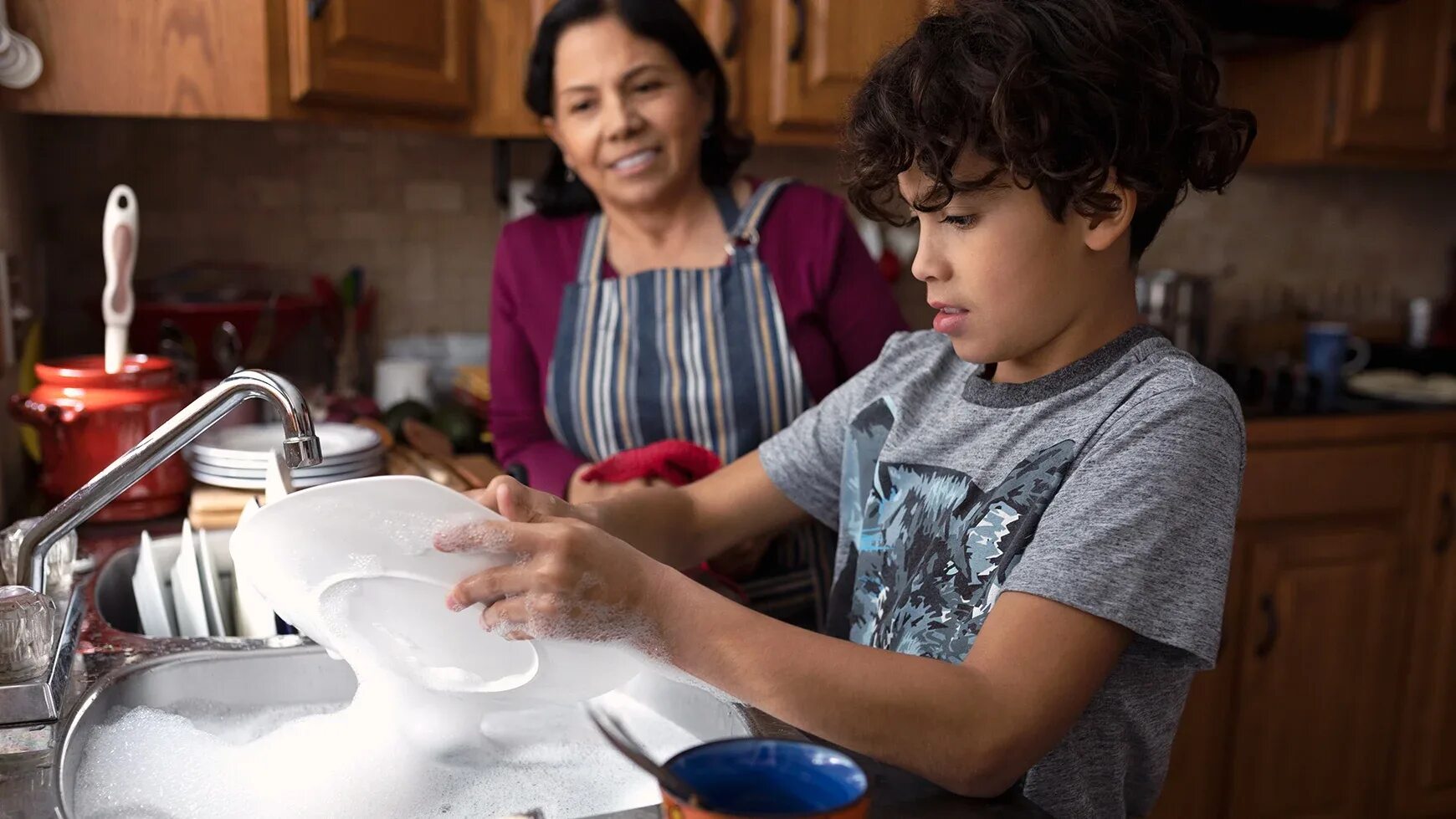 Nino Smith. To do the dishes. A 7-year-old child has a lot to do interest. The dishes now