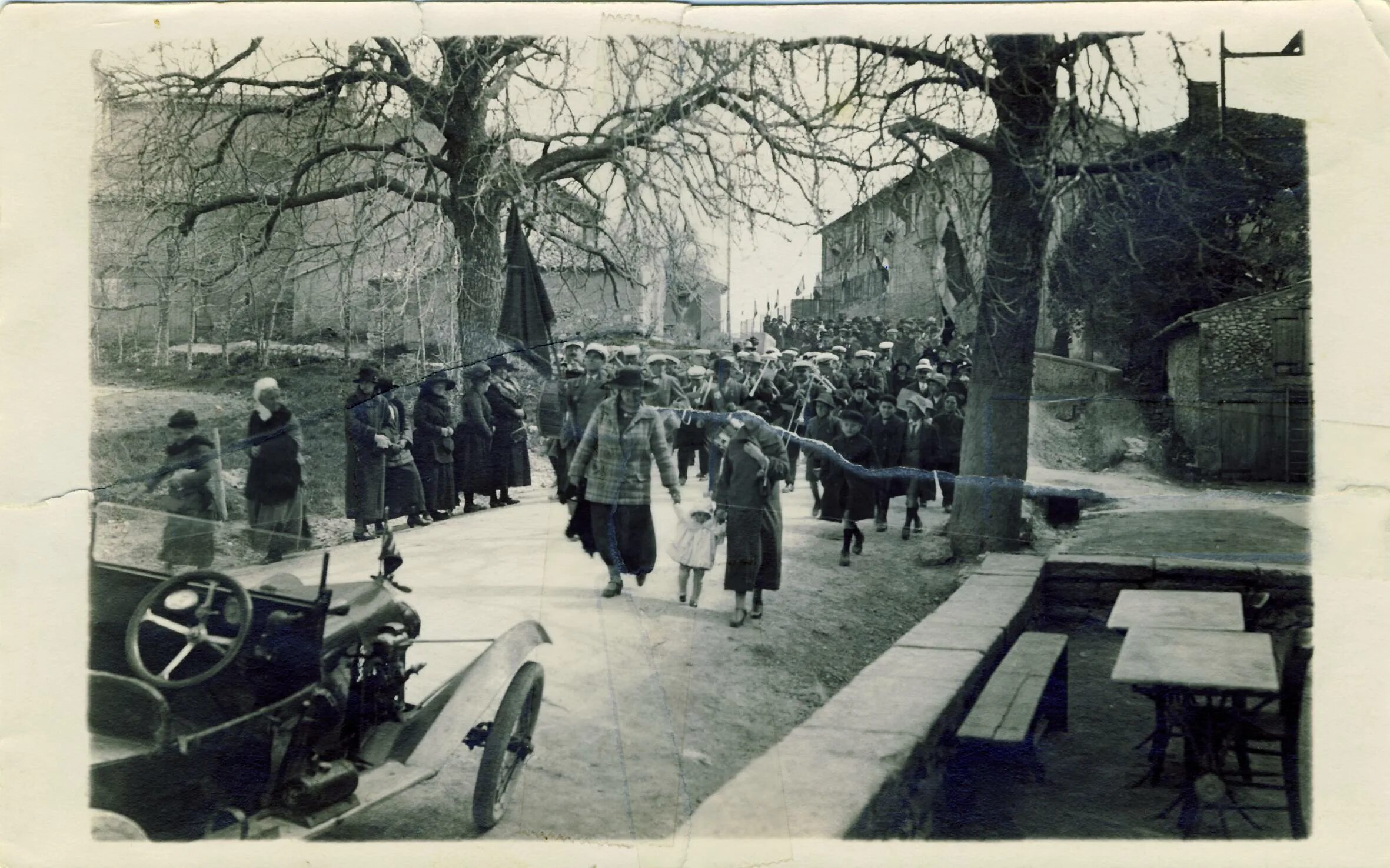 Ярославская большая мануфактура до революции. Метро курсель банк. Ярославская полотняная мануфактура. Les anciennes. Институ дю франс париж 20 век.