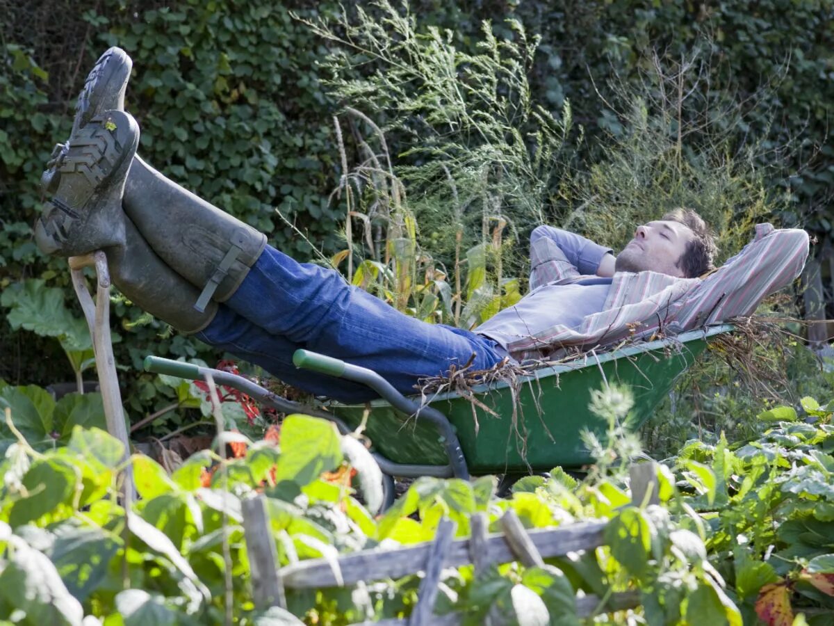 Устала на даче. Лентяй на огороде. Ленивый садовник. Лентяй на даче. Отдыхающий Дачник.