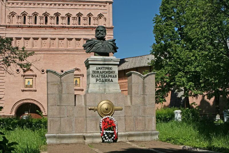 Память минина. Памятник Дмитрию Пожарскому в Суздале. Бюст Дмитрия Пожарского в Суздале. Мемориал Пожарскому в Суздале. Памятник бюст Дмитрия Пожарского в Суздале.