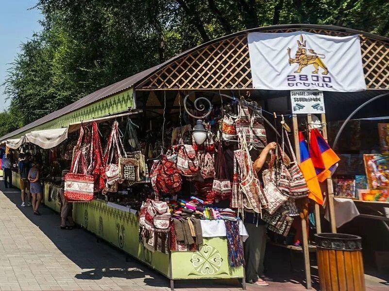 Сувенирный рынок. Вернисаж Ереван. Сувенирный рынок на трассе. Рынок в Ереване. Сувенирный рынок Брашов.
