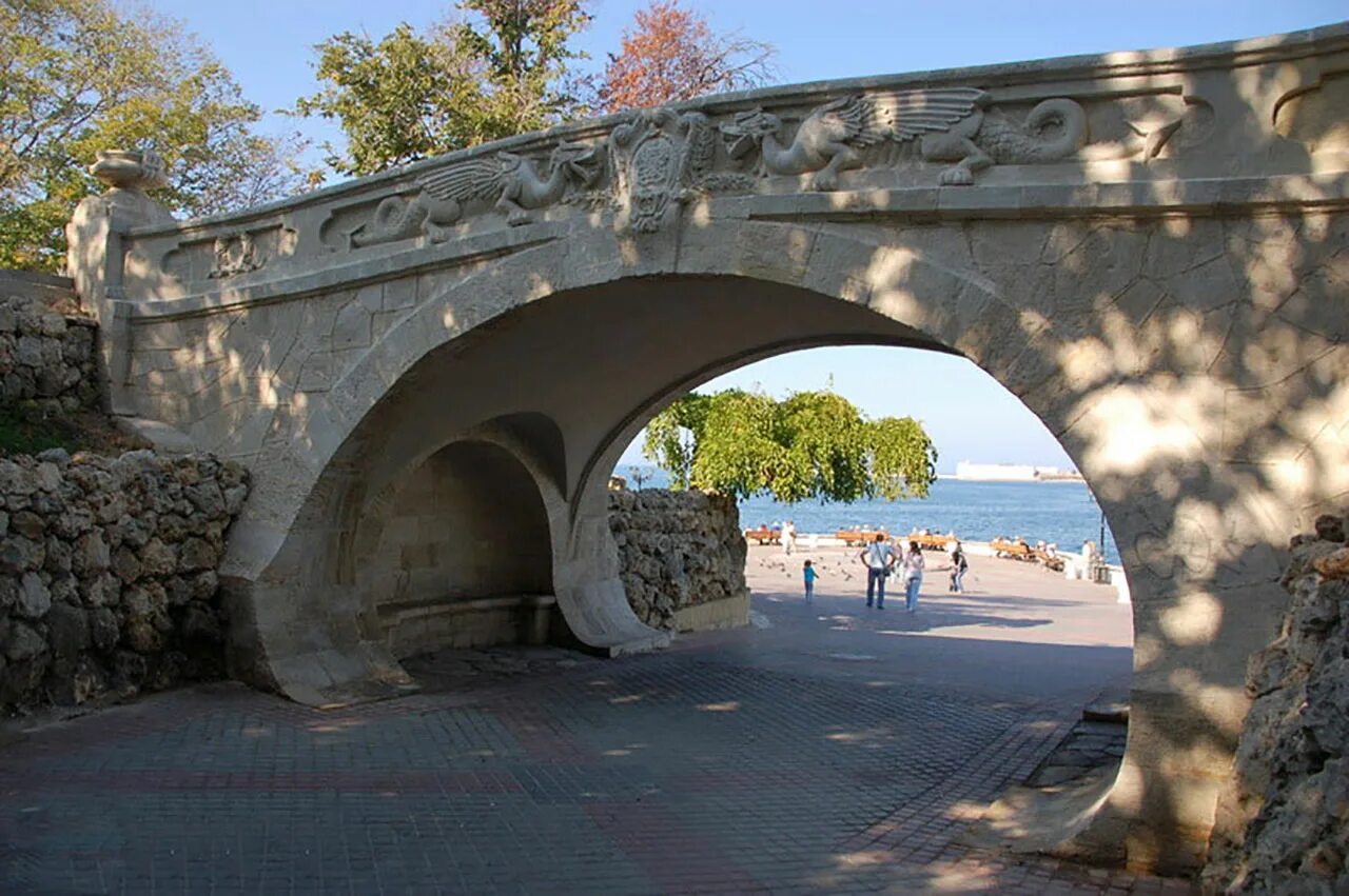 Погулять в севастополе. Драконий мостик в Севастополе. Приморский бульвар Севастополь мост. Мостик на Приморском бульваре в Севастополе. Мост поцелуев Севастополь.