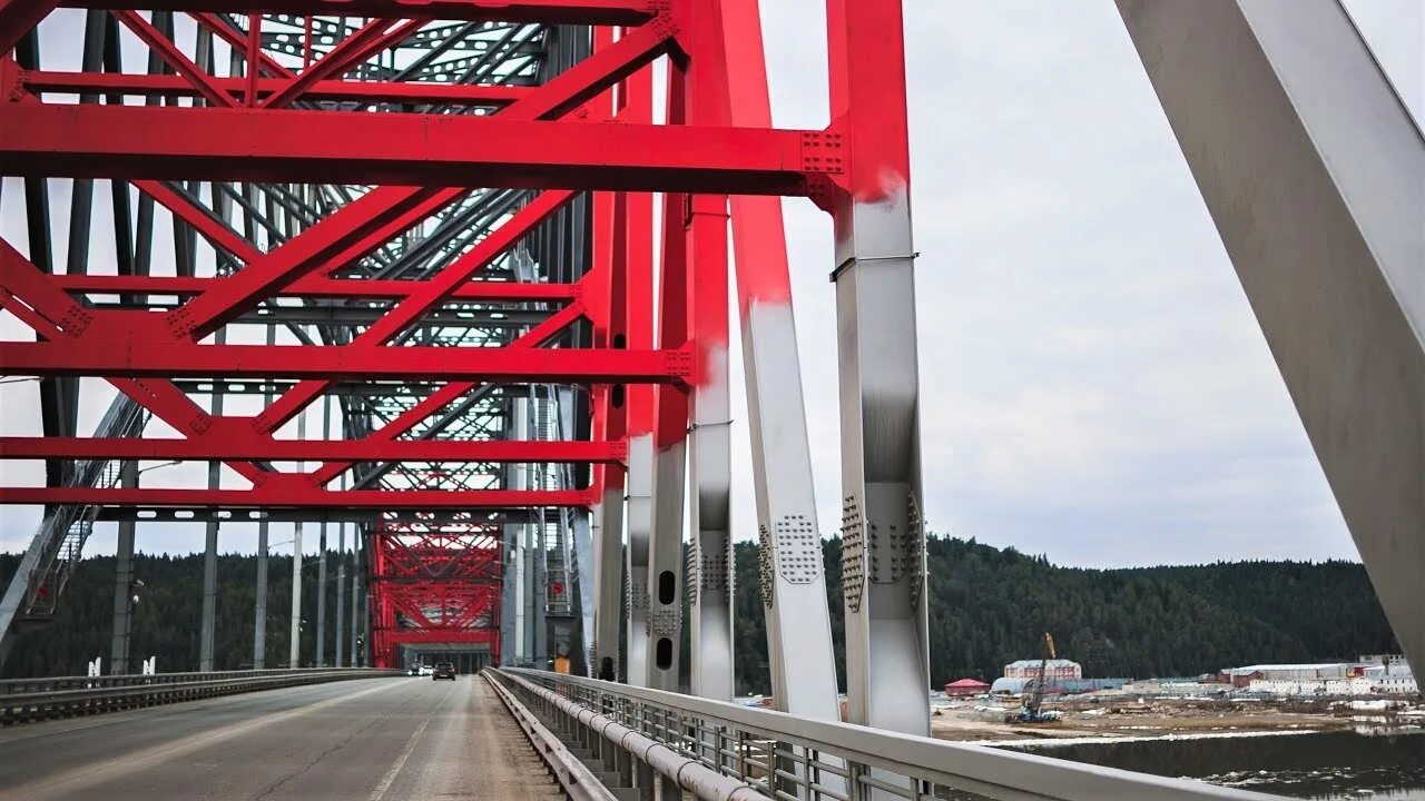 Мост дракон в Ханты-Мансийске. Красный мост Ханты Мансийск. Мост через Иртыш в Ханты-Мансийске. Ханты Мансийский мост красный дракон.
