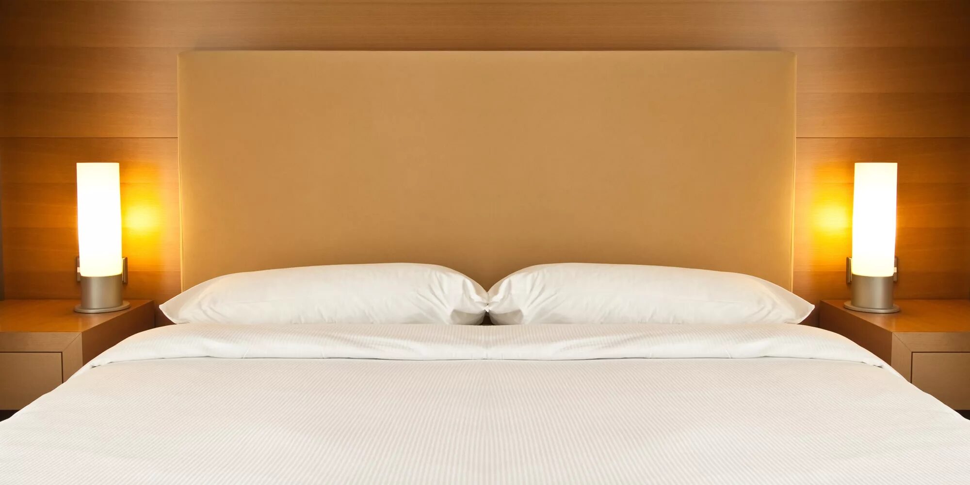 Комната с огромной кроватью. Бежевые обои в спальне. Beds closes. Мятая кровать. Кровать вид сверху.