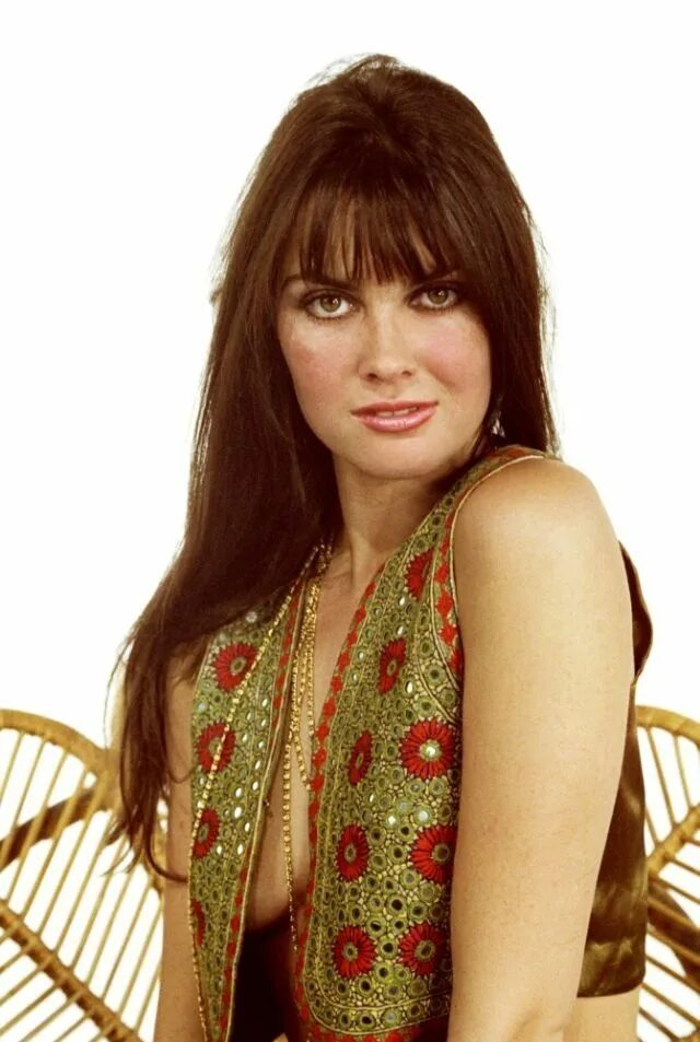 Кэролайн манро. Каролина мунро. caroline munro 1972. кэролайн манро 1972.