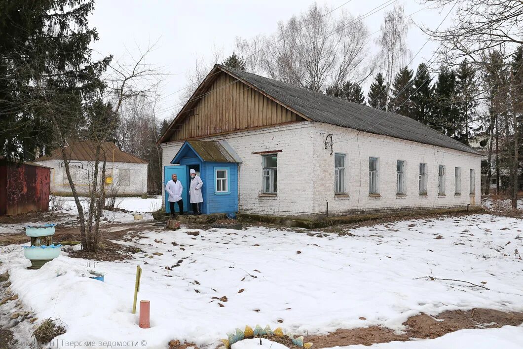 Фельдшерско-акушерский пункт в СССР. Деревня участковая больница Тверская область. Сельская больница деревянная.