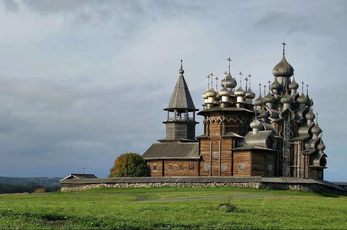 Памятники культуры россии кижи. Кижи музей-заповедник. Остров Кижи. Республика Карелия Кижи. Архитектурный ансамбль Кижи.